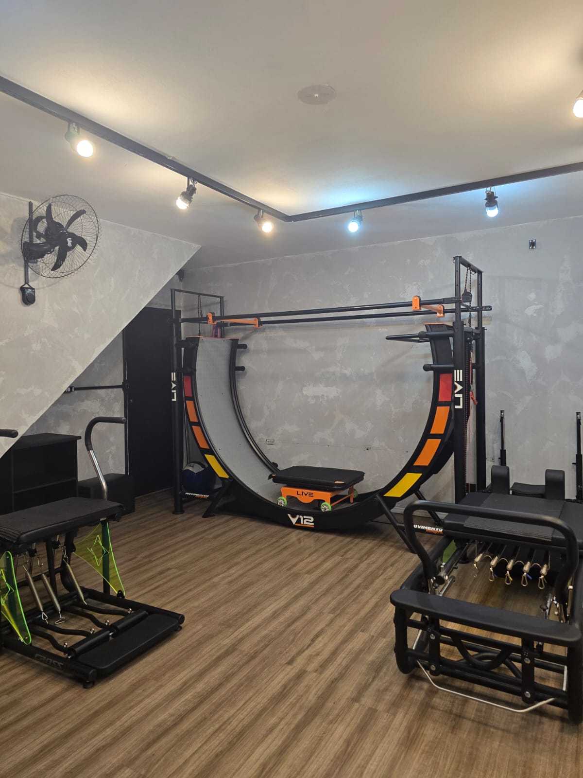 Ambiente do Studio Piovesan com equipamentos de Pilates e fisioterapia